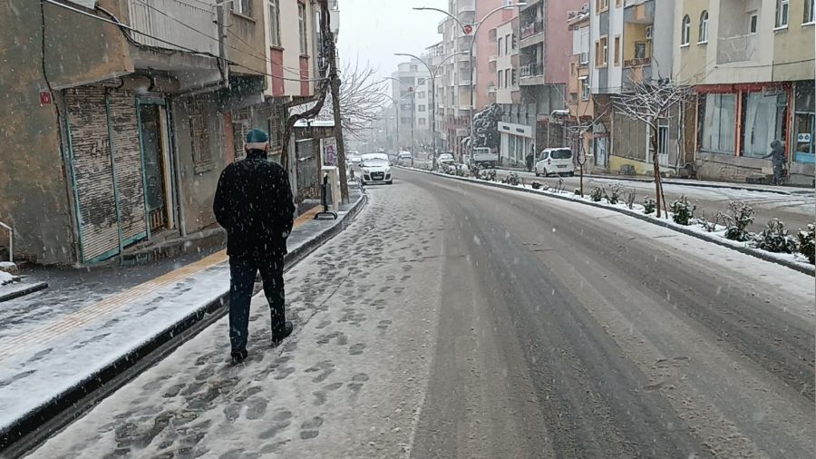 Diyarbakır kırsalı beyaz örtüyle kaplandı