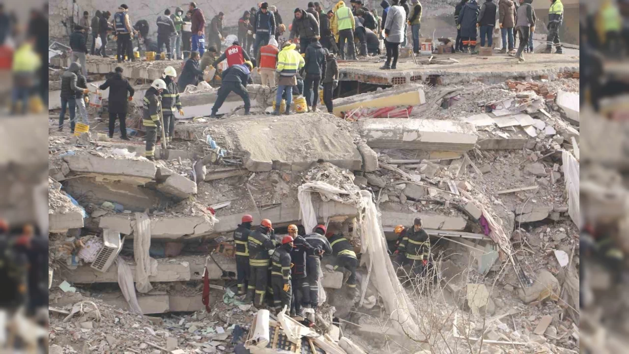 Diyarbak�r'da depremde 77 ki�iye mezar olan binan�n in�as�nda elveri�siz malzeme kullan�lm��