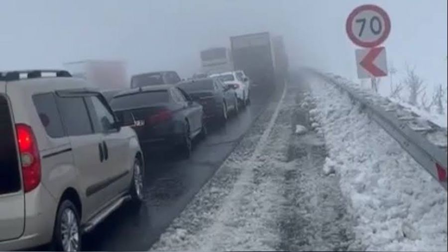 Diyarbak�r'da hava ve karayoluna kar engeli