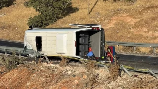 Diyarbakr'da kadnlar tayan minibs devrildi: 1 l, 15 yaral