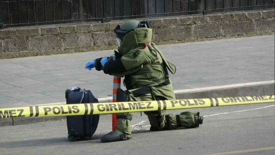 Diyarbak�r'da ��pheli valiz polisi harekete ge�irdi