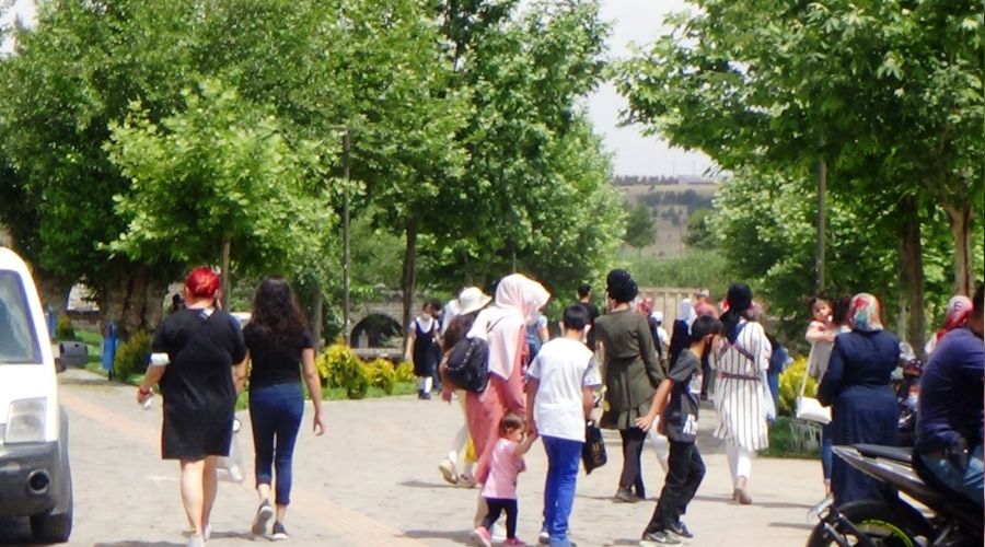 Diyarbakır'da vatandaşlar tarihi mekanları doldurdu