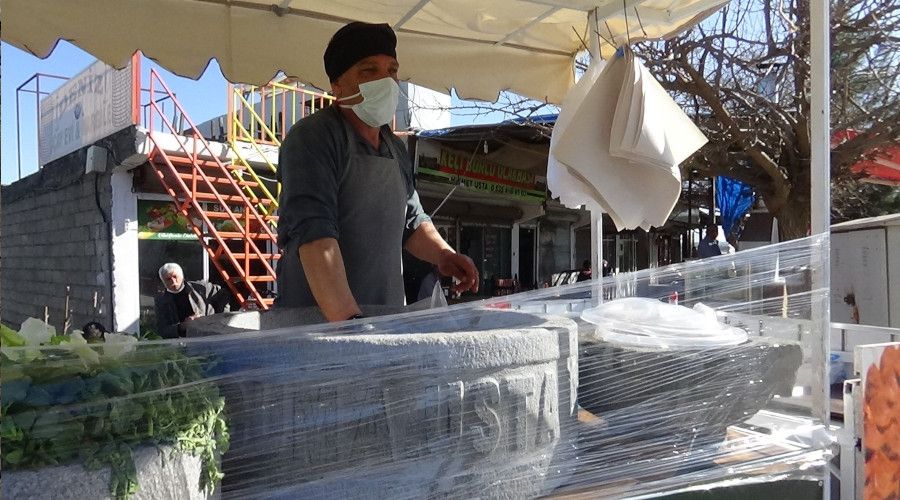 Diyarbakırlı taş ustası, bazalt taşından çiğ köfte teknesi yaptı