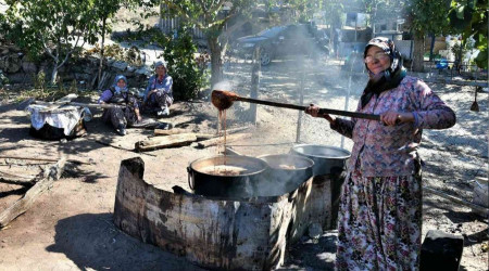 Doğal şehirde halka açık pekmez ocağı