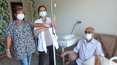 Doktor ozonu önce kendisine sonra hastalara uygulamaya başladı