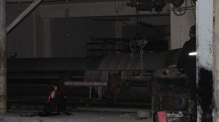 Dokuma makinesine kolunu kaptırdı