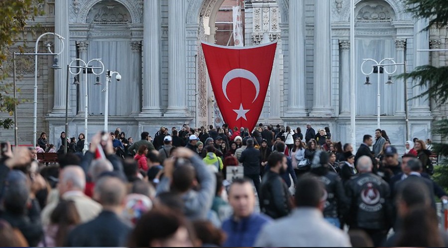 Dolmabahçe'ye akın var