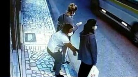 Durakta bekleyen kızın telefonunu çaldılar