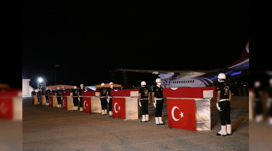 D��en u�akta �ehit olan polislere u�urlama t�reni