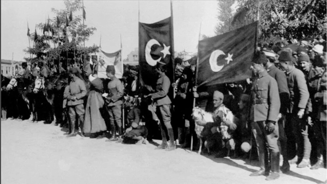 Düşmanın İzmir’de denize dökülmesi ve cumhuriyetin ilanı