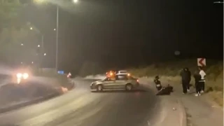 Düştüğü ıslak yolu kayda alırken, kadrajına başka bir kaza girdi