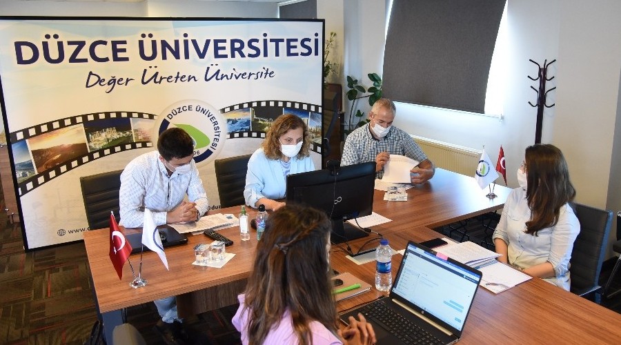 Dzce niversitesi YK sanal fuarnda