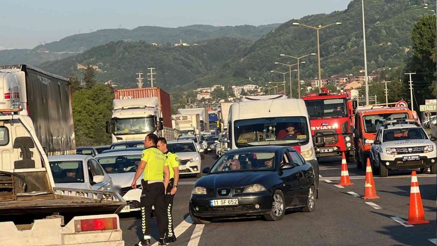 Düzce'de iki ayrı kazada 12'si çocuk 19 kişi yaralandı