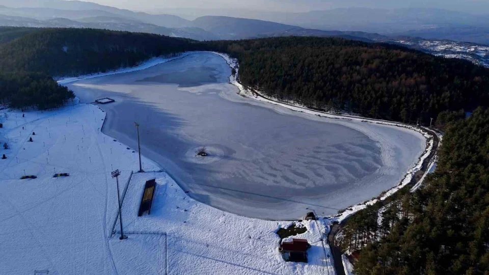 D�zce'de Topuk Yaylas� G�leti buz tuttu