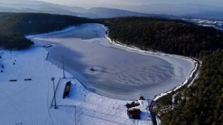 Düzce'de Topuk Yaylası Göleti buz tuttu