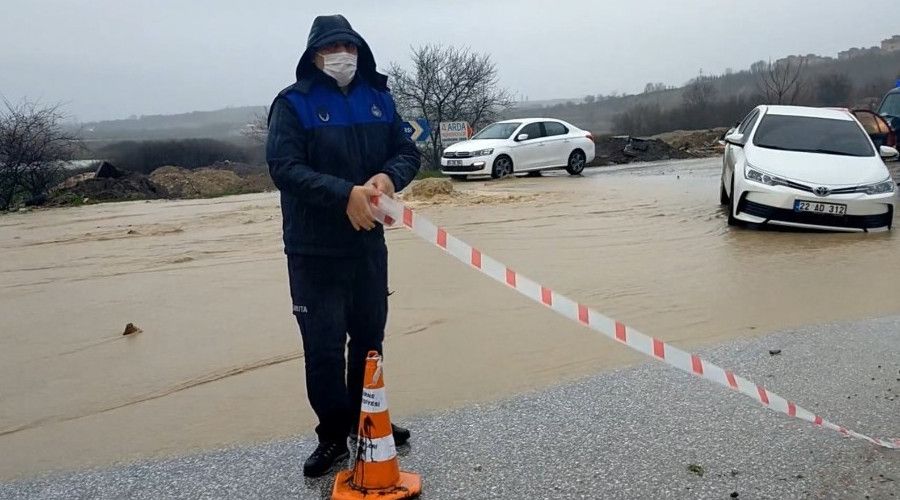 Edirne'de �iddetli ya��� sonras� ara�lar mahsur kald�