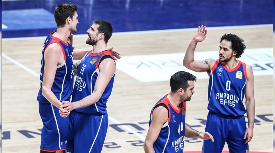 Efes Fener'e fark atarak kupaya uzand� 
