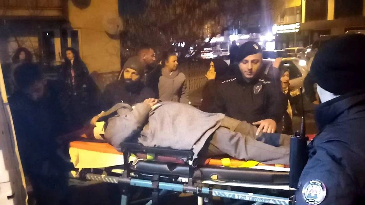 Ehliyetsiz sürücü, yolun karşısına geçmeye çalışan aileye çarptı