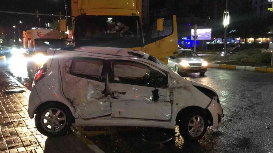 Elazığ'da kamyon ile otomobil çarpıştı, 1 yaralı