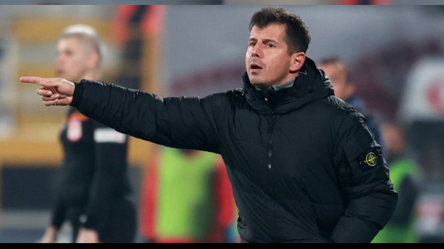 Emre Belözoğlu iki futbolcuyu kadro dışı bıraktığını açıkladı
