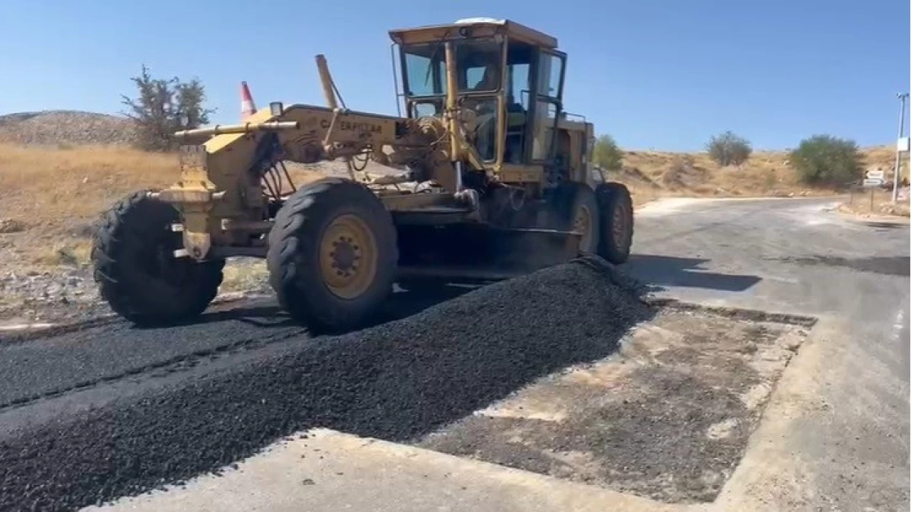 En gen� kad�n muhtar greyderin ba��na ge�ti, yollar� asfaltlad�