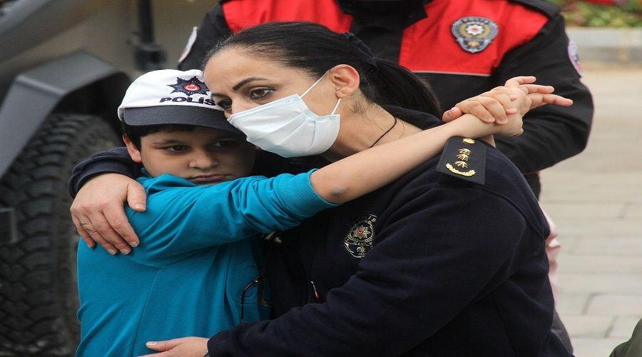 Engellilerden polise Atatürk resmi ve şiir sürprizi