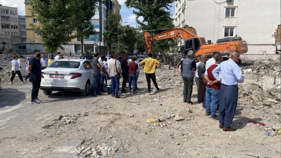 Enkaz alt�ndan kad�n cesedi ��kt�