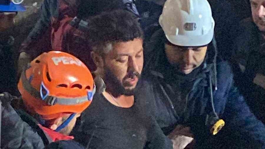 Enkaz almalarnn 96. saatinde gelen kurtulu