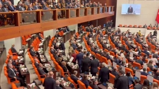 Erdo�an k�rs�ye ��kt�, YEN� Parti salonu terk etti 