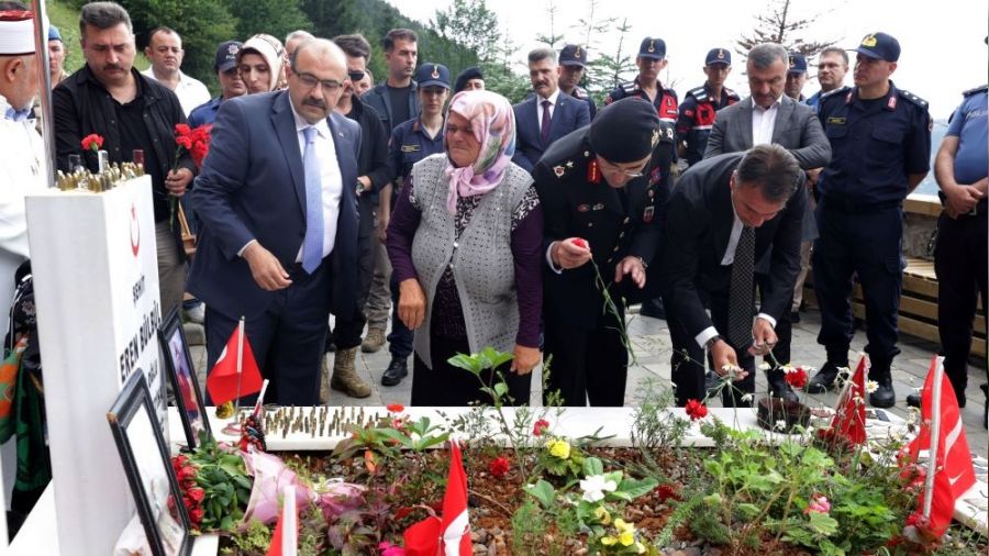 Eren B�lb�l mezar� ba��nda an�ld�