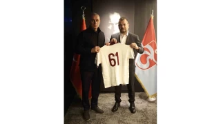 Erturul Doan, TFF Bakan Hacosmanolu'na forma hediye etti