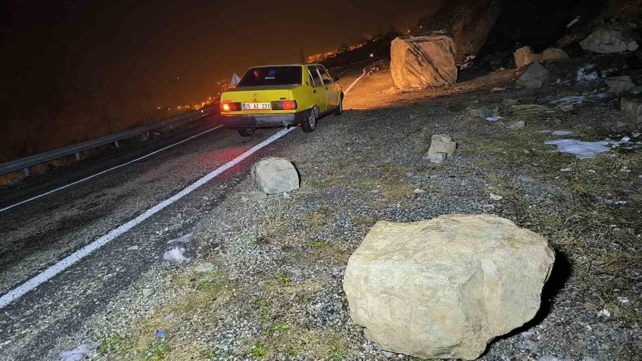 Erzurum-Artvin karayolunda heyelan