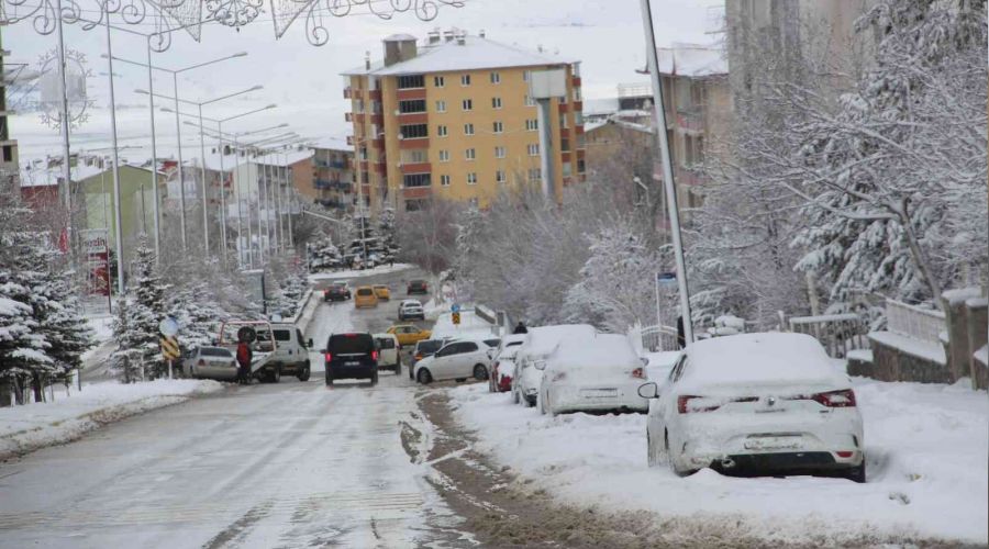Erzurum'a kış geri geldi