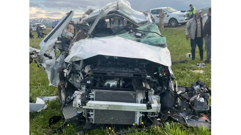 Erzurum'da hurdaya d�nen ara� 3 ki�iye mezar oldu 