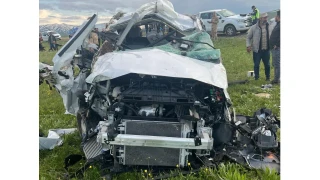 Erzurum'da hurdaya d�nen ara� 3 ki�iye mezar oldu 