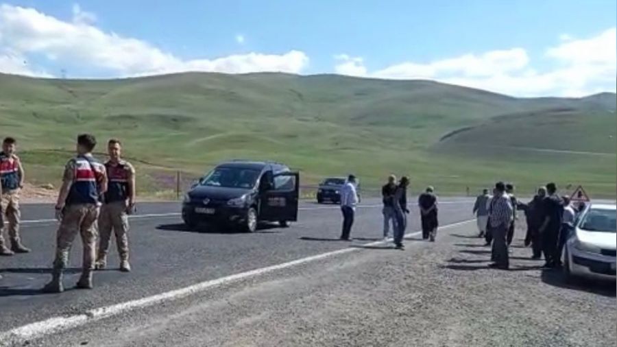 Erzurum'da kaza sonrası köylüler yolu trafiğe kapattı