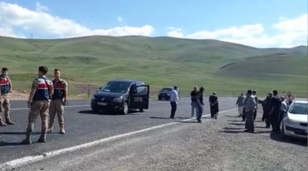 Erzurum'da kaza sonrası köylüler yolu trafiğe kapattı