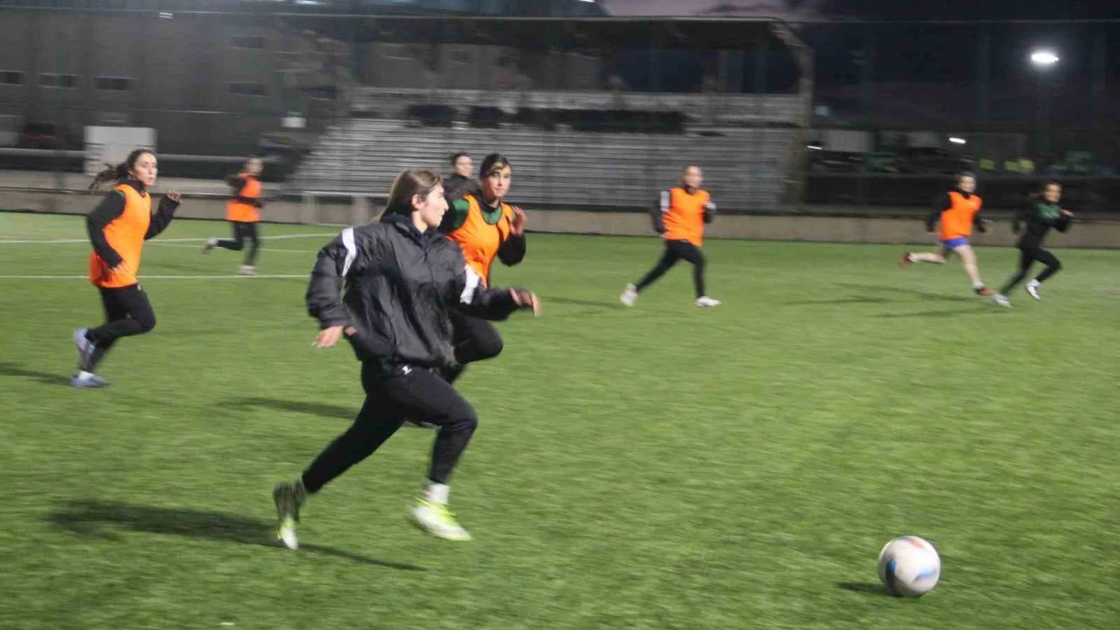 Erzurum'un ilk kad�n futbol tak�m�, ilk profesyonel ma��na ��k�yor