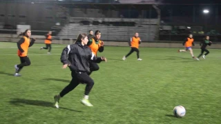 Erzurum'un ilk kad�n futbol tak�m�, ilk profesyonel ma��na ��k�yor