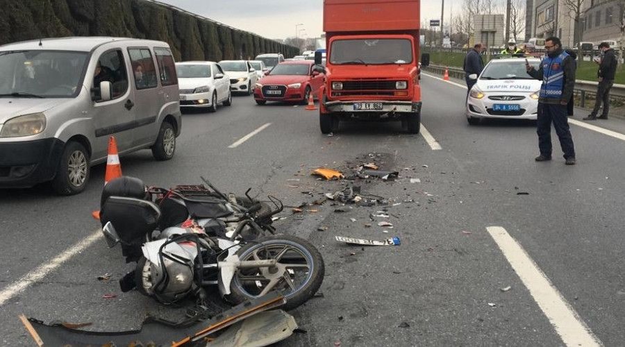 Esenlerde zincirleme kaza: Kilometrelerce ara� kuyru�u olu�tu