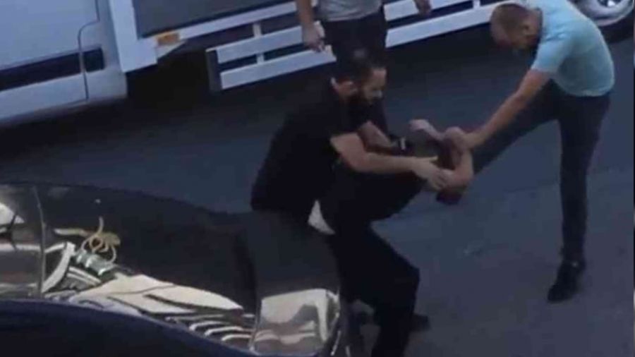 Esenyurt'ta taksici yolcuyu tekme tokat dövdü