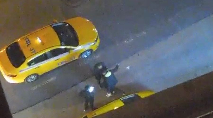 Esenyurt'ta taksimetreye itiraz eden yolcuya meydan dayağı