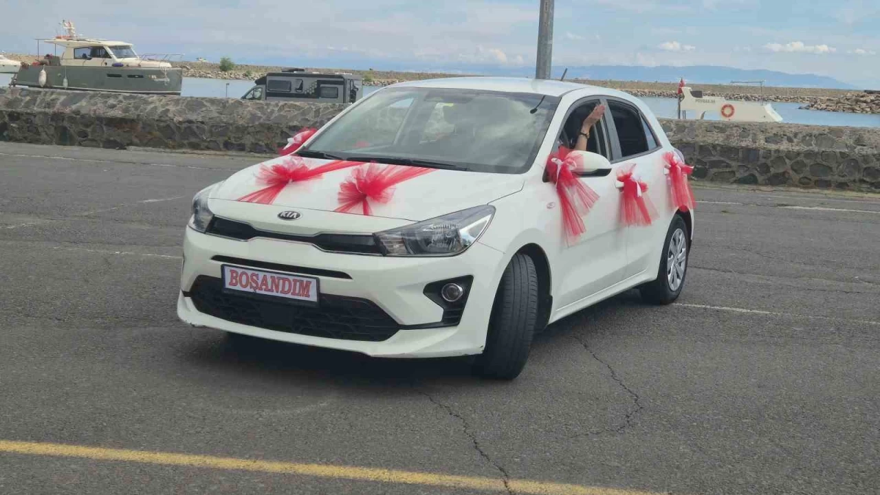 Eşinden boşandı sokakta kutlama yaptı