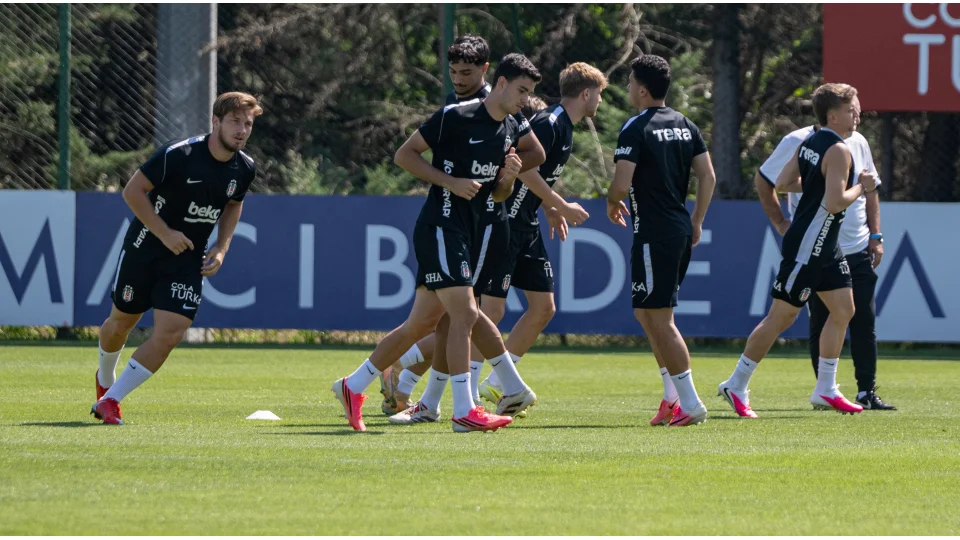 Eski yıldızlar Beşiktaş'ta oynamak için sıraya girdi