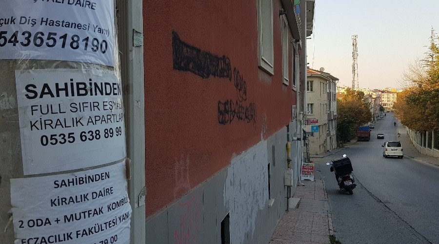 Ev sahipleri ilanlarla sokaklarda