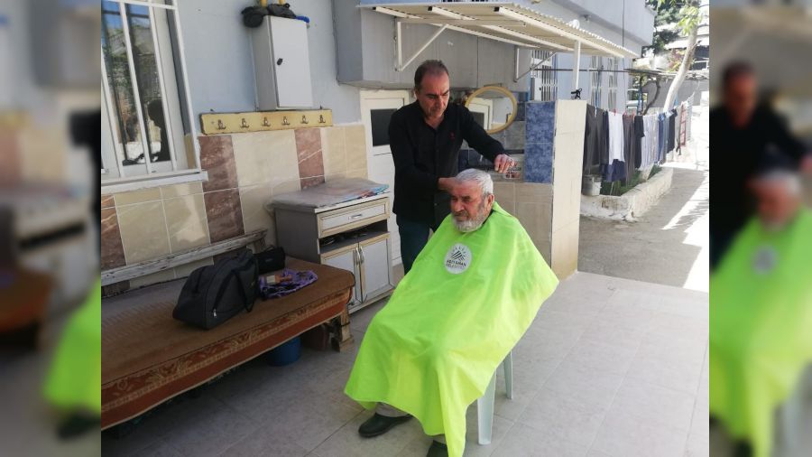 Evde tıraş hizmeti devam ediyor