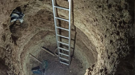 Evinin altına 3 metrelik kuyu açıp kaçak kazı yaptı