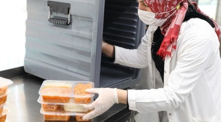 Evlerde izolasyonda olanlara sıcak yemek