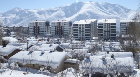 Evlerine kardan tünellerden giriyorlar