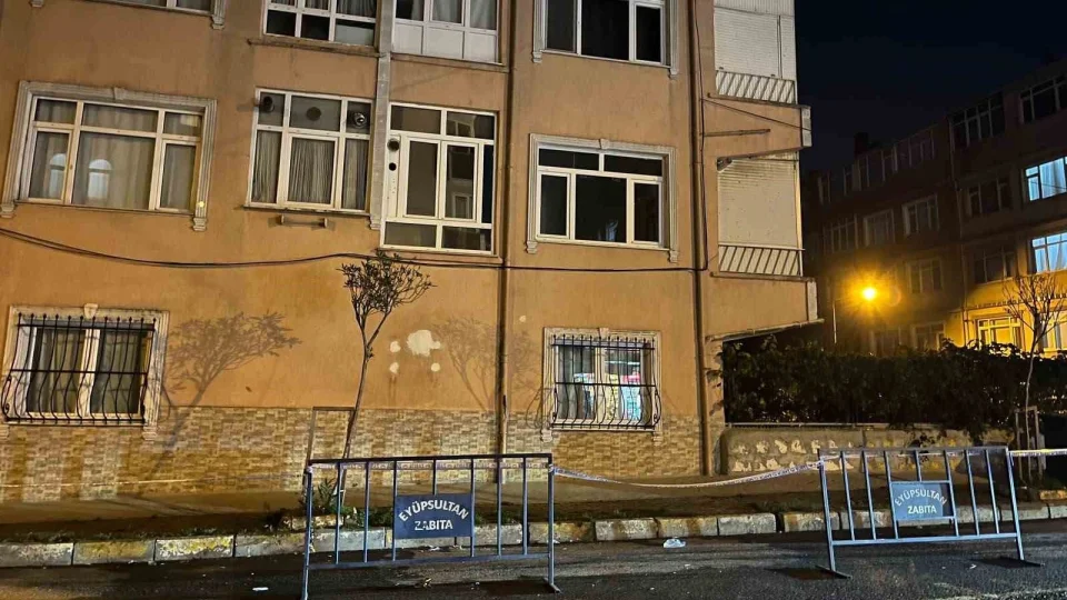 Ey�psultan'da 5 katl� riskli bina tahliye edilerek m�h�rlendi